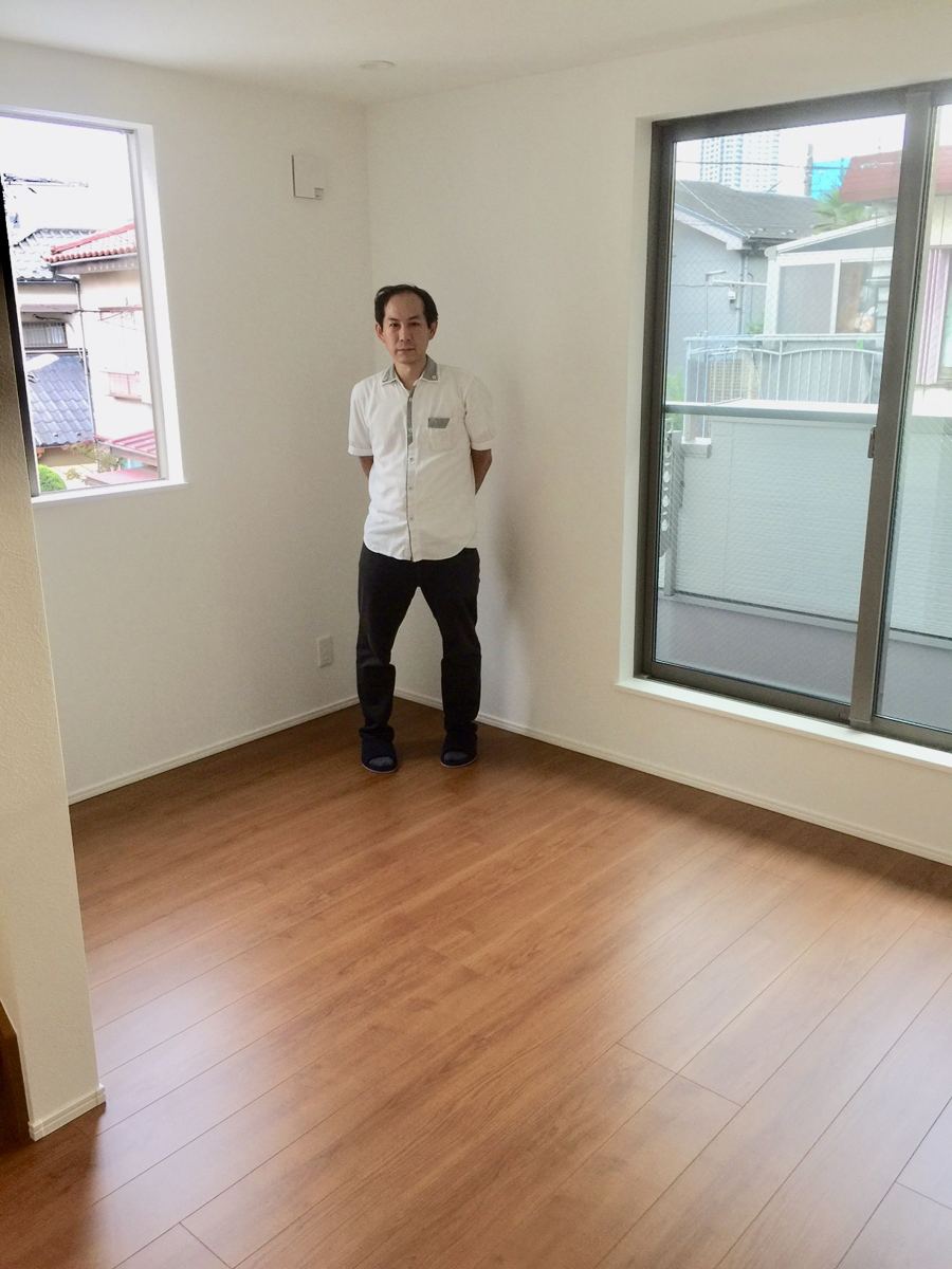 東京都港区のご新築マンションで施工後の床とお客様(水性ウレタンフロアコーティング施工後)