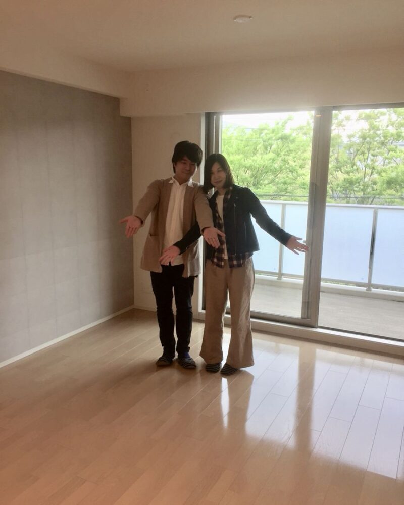 東京都港区のご新築マンションで施工後の床とお客様（UVフロアコーティング施工後）