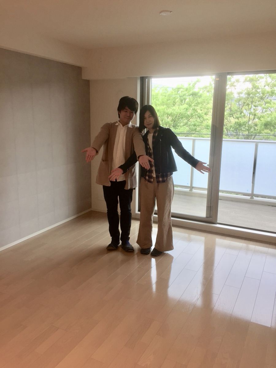 東京都港区のご新築マンションで施工後の床とお客様(UVフロアコーティング施工後)