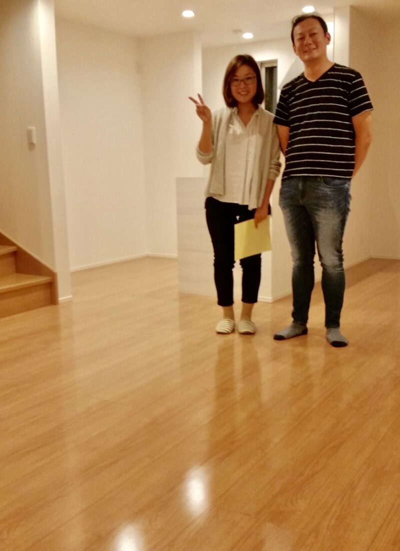 東京都港区のご新築戸建てで施工後の床とお客様（UVフロアコーティング施工後）