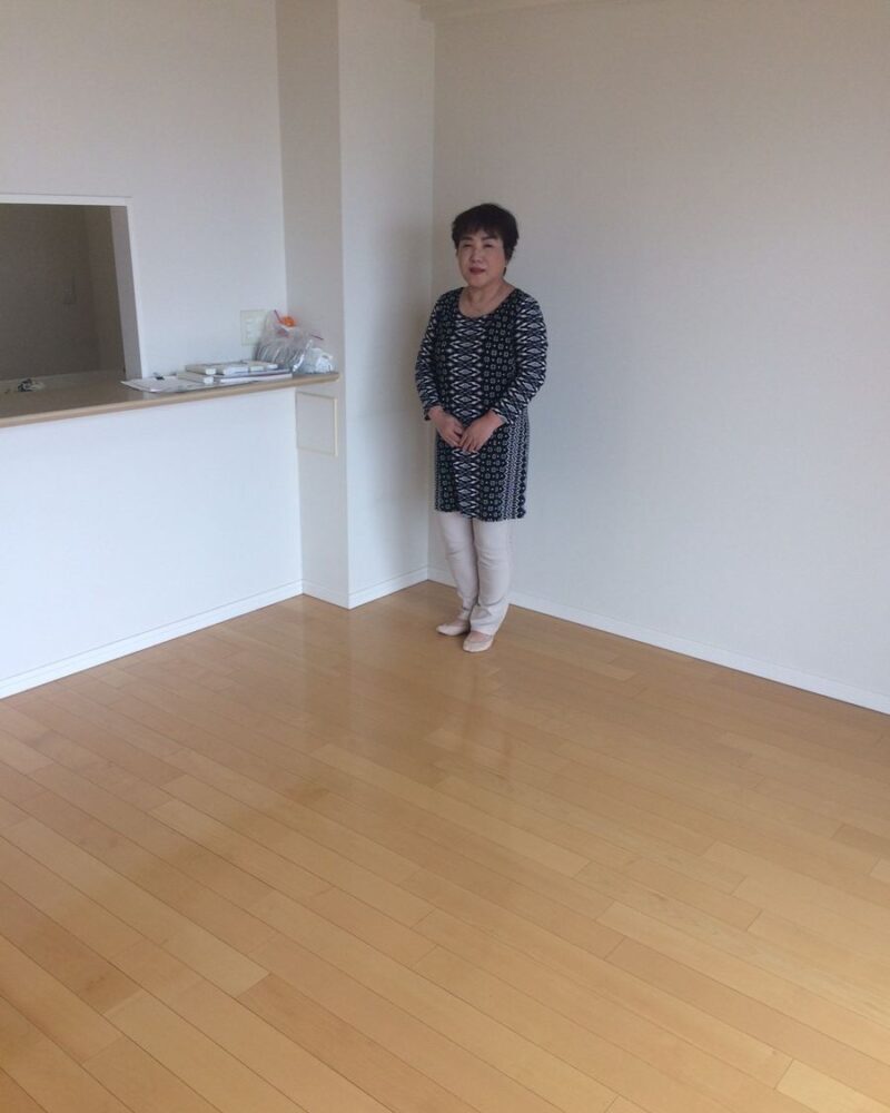 東京都港区のご新築マンションで施工後の床とお客様（ワンニャンすべらんフロアコーティング施工後）