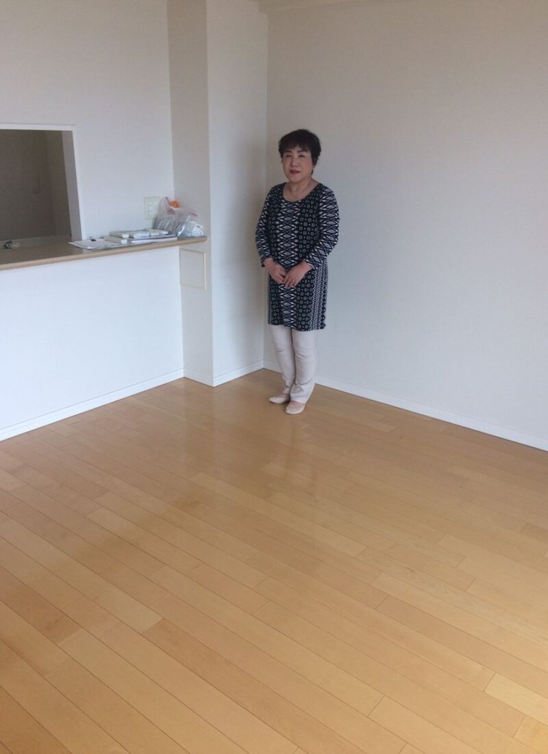 東京都港区のご新築マンションで施工後の床とお客様（ワンニャンすべらんフロアコーティング施工後）