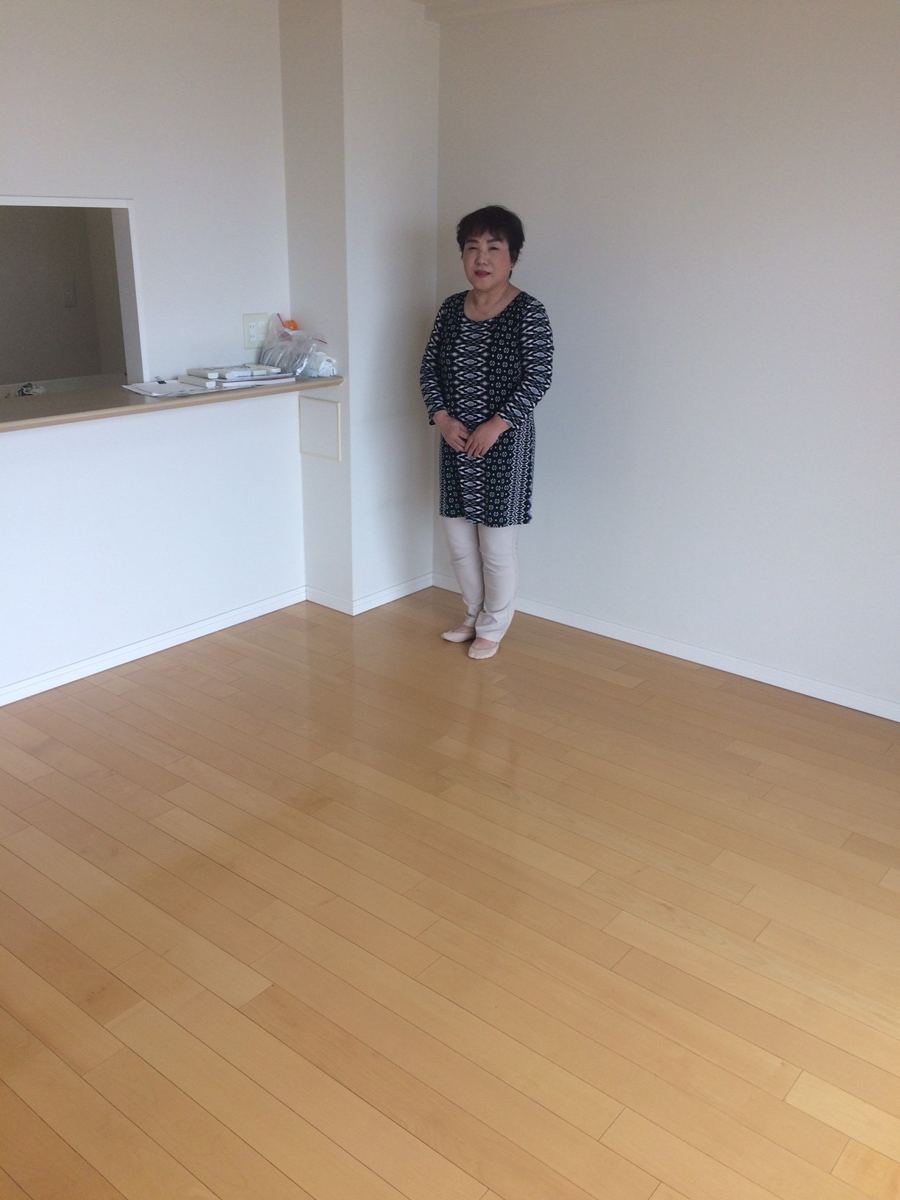 東京都港区のご新築マンションで施工後の床とお客様(ワンニャンすべらんフロアコーティング施工後)