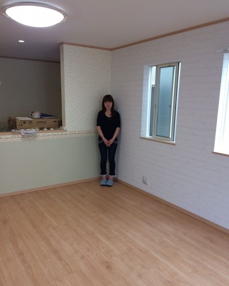 東京都港区のご新築マンションで施工後の床とお客様（ワンニャンすべらんフロアコーティング施工後）