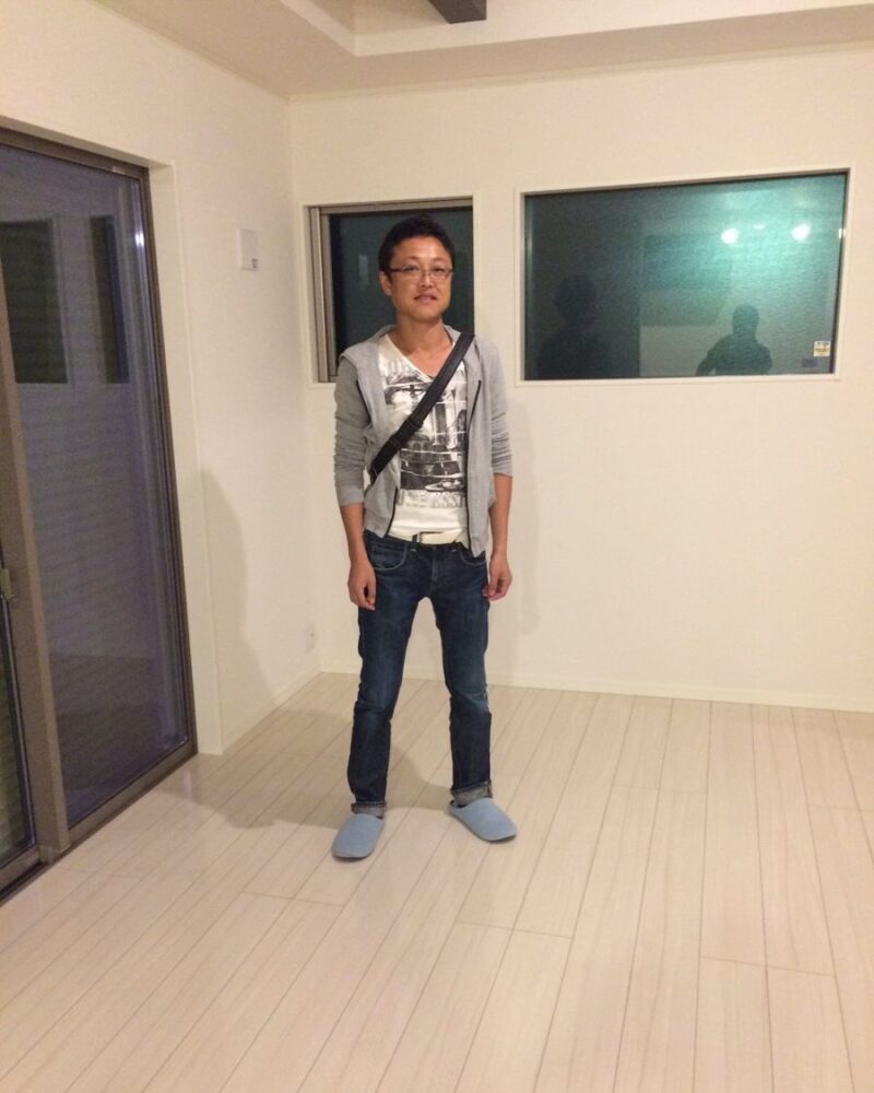 東京都港区のご新築戸建てで施工後の床とお客様（ワンニャンすべらんフロアコーティング施工後）