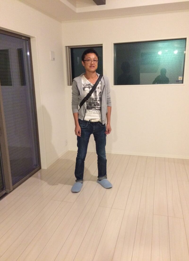 東京都港区のご新築戸建てで施工後の床とお客様（ワンニャンすべらんフロアコーティング施工後）