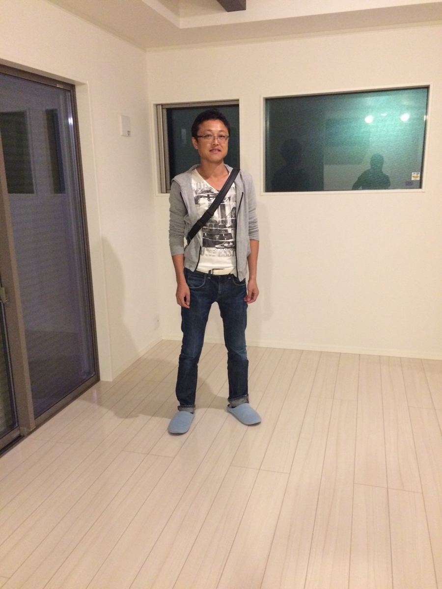 東京都港区のご新築戸建てで施工後の床とお客様(ワンニャンすべらんフロアコーティング施工後)