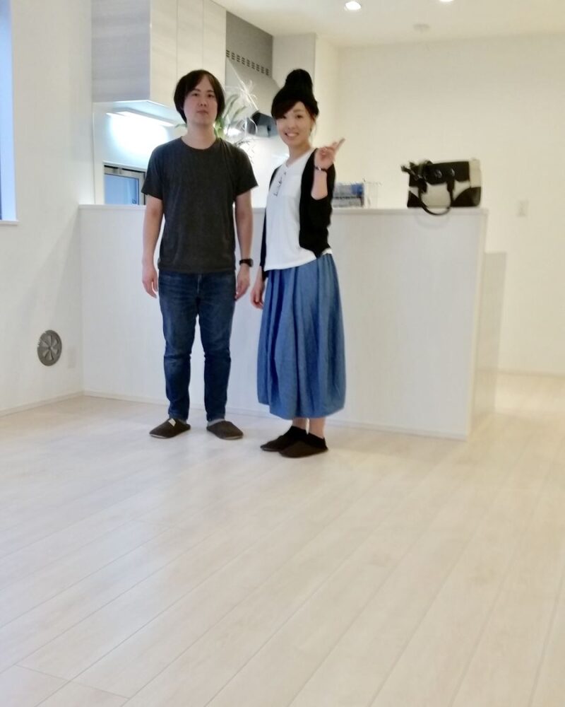 東京都港区のご新築マンションで施工後の床とお客様（ワンニャンすべらんフロアコーティング施工後）