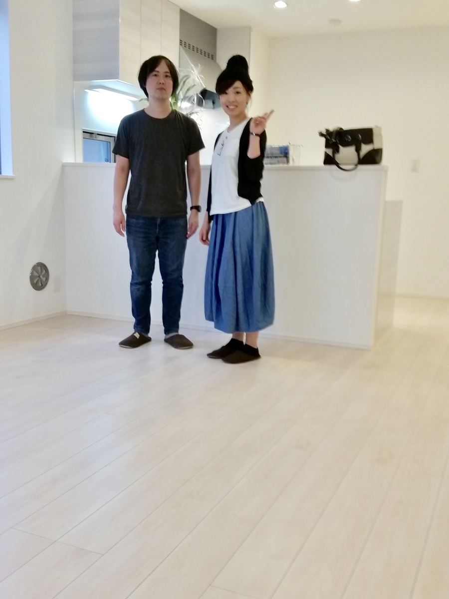 東京都港区のご新築マンションで施工後の床とお客様(ワンニャンすべらんフロアコーティング施工後)