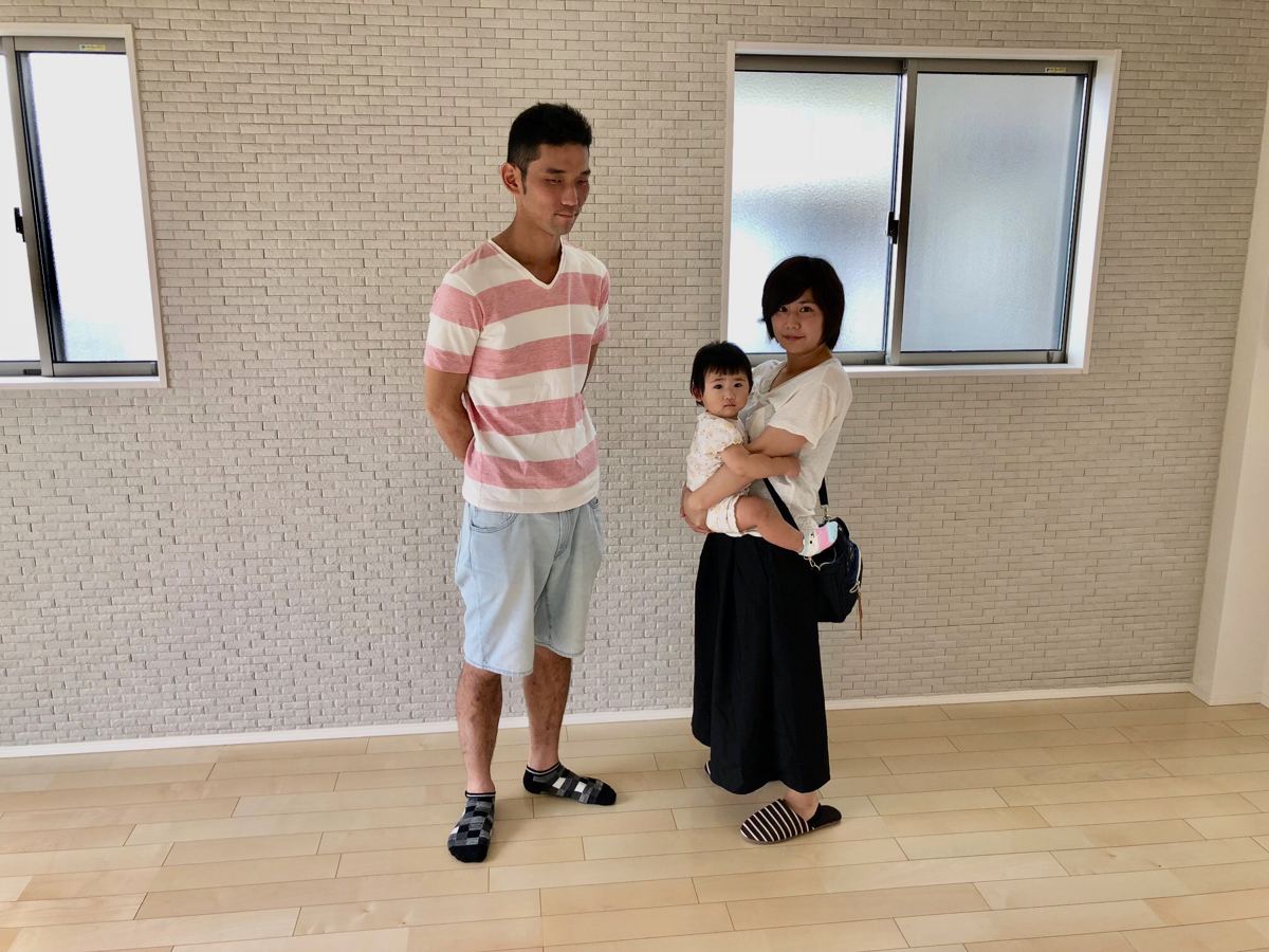 東京都港区のご新築戸建てで施工後の床とお客様(ワンニャンすべらんフロアコーティング施工後)