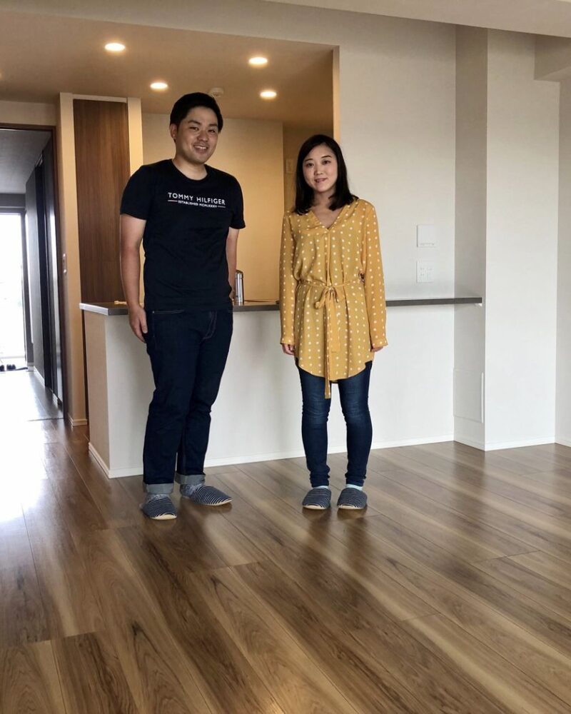 東京都三鷹市のご新築戸建てで施工後のリビングに立つご夫婦（セラミックガラスフロアコーティング（微光沢）施工後）