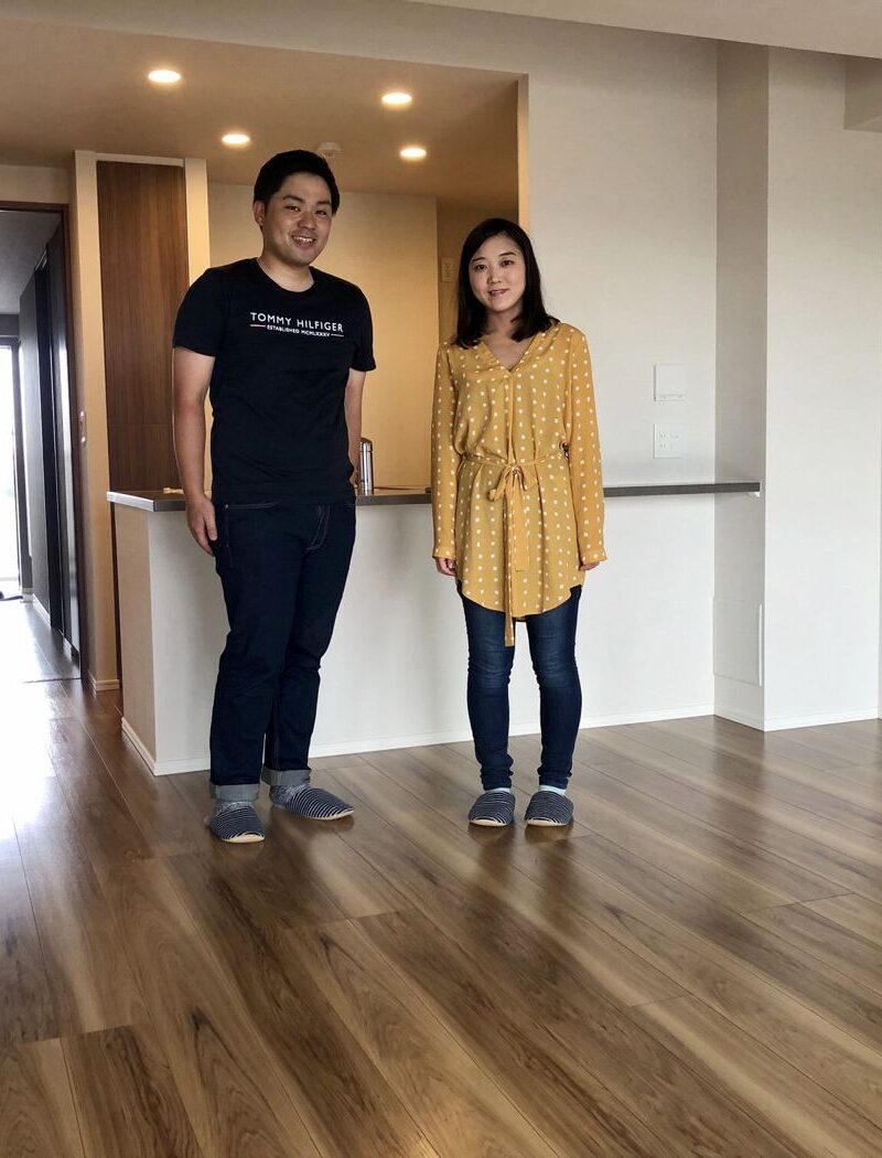 東京都三鷹市のご新築戸建てで施工後のリビングに立つご夫婦（セラミックガラスフロアコーティング（微光沢）施工後）