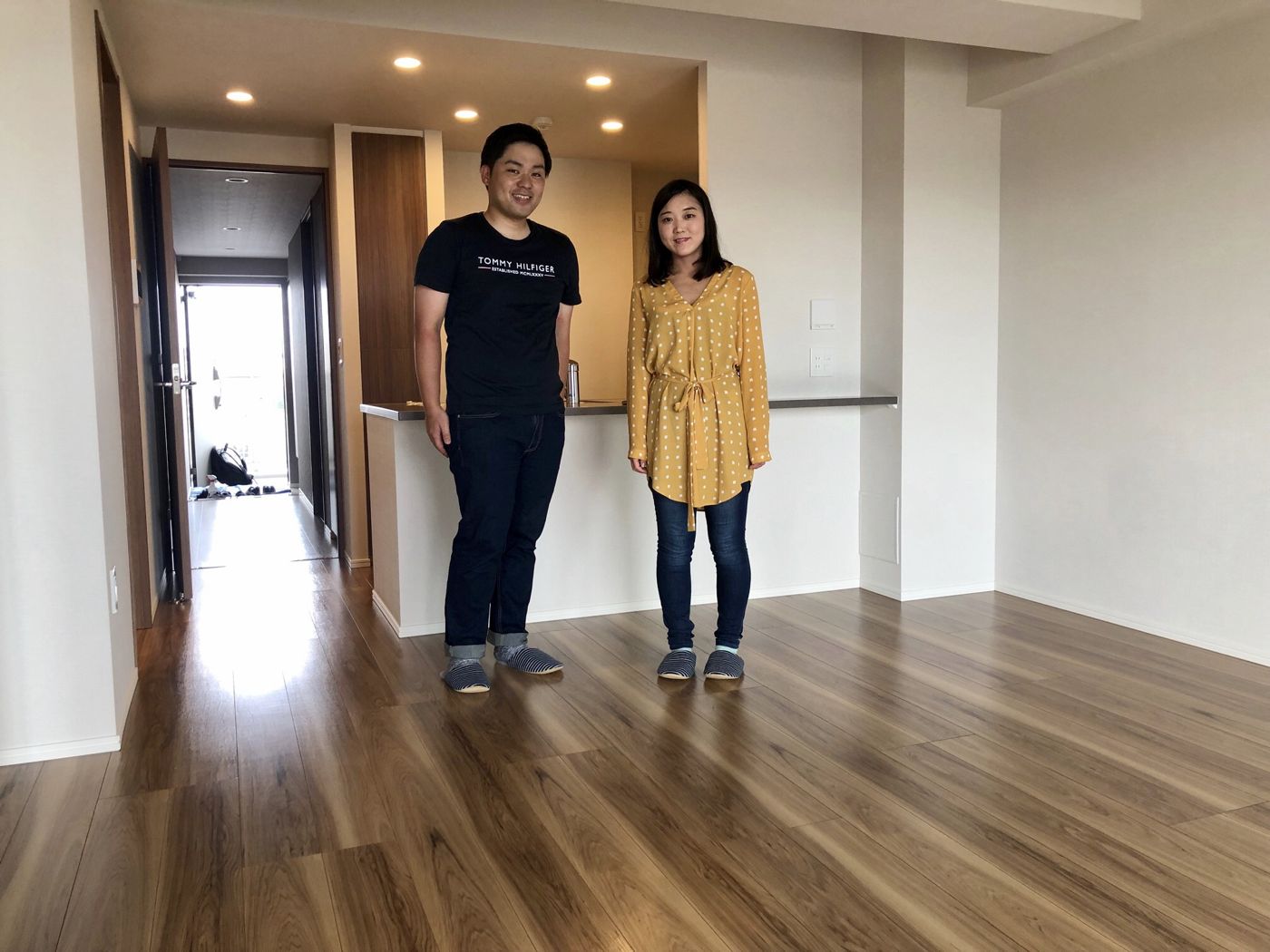 東京都三鷹市のご新築戸建てで施工後のリビングに立つご夫婦(セラミックガラスフロアコーティング(微光沢)施工後)