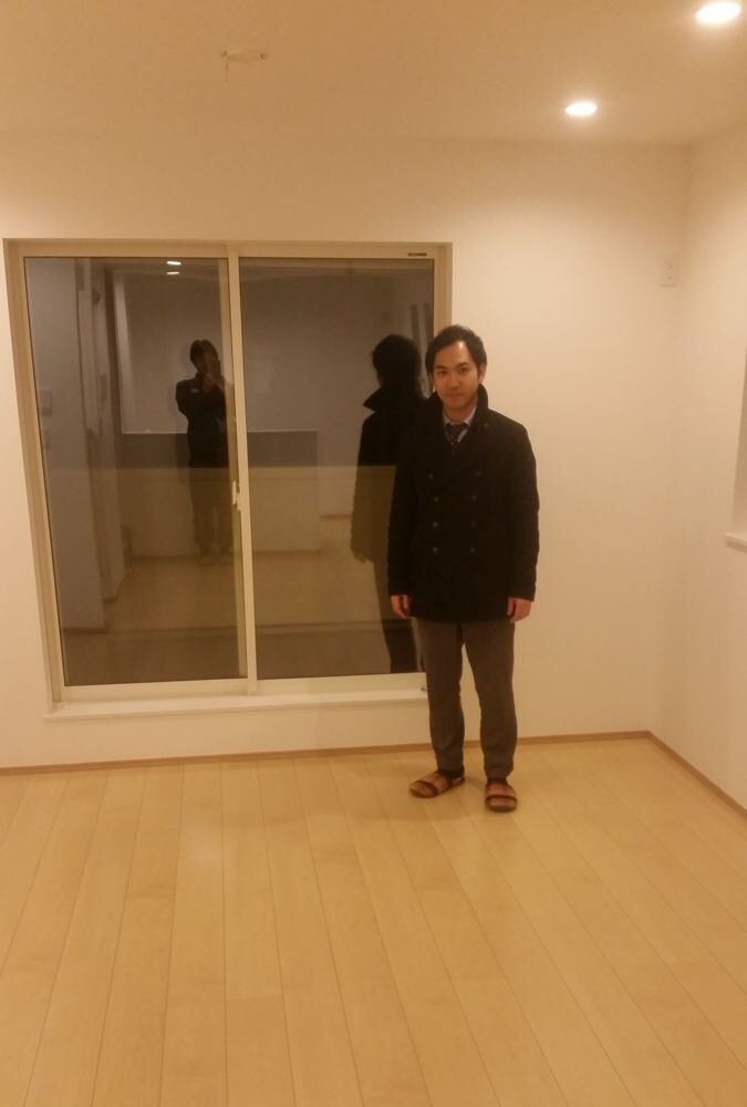 東京都中野区のご新築戸建てで施工後の床とお客様（セラミックガラスフロアコーティング（光沢）施工後）