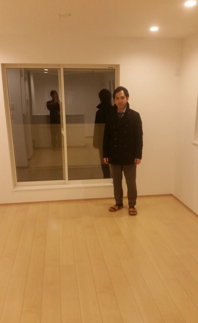 東京都中野区のご新築戸建てで施工後の床とお客様（セラミックガラスフロアコーティング（光沢）施工後）