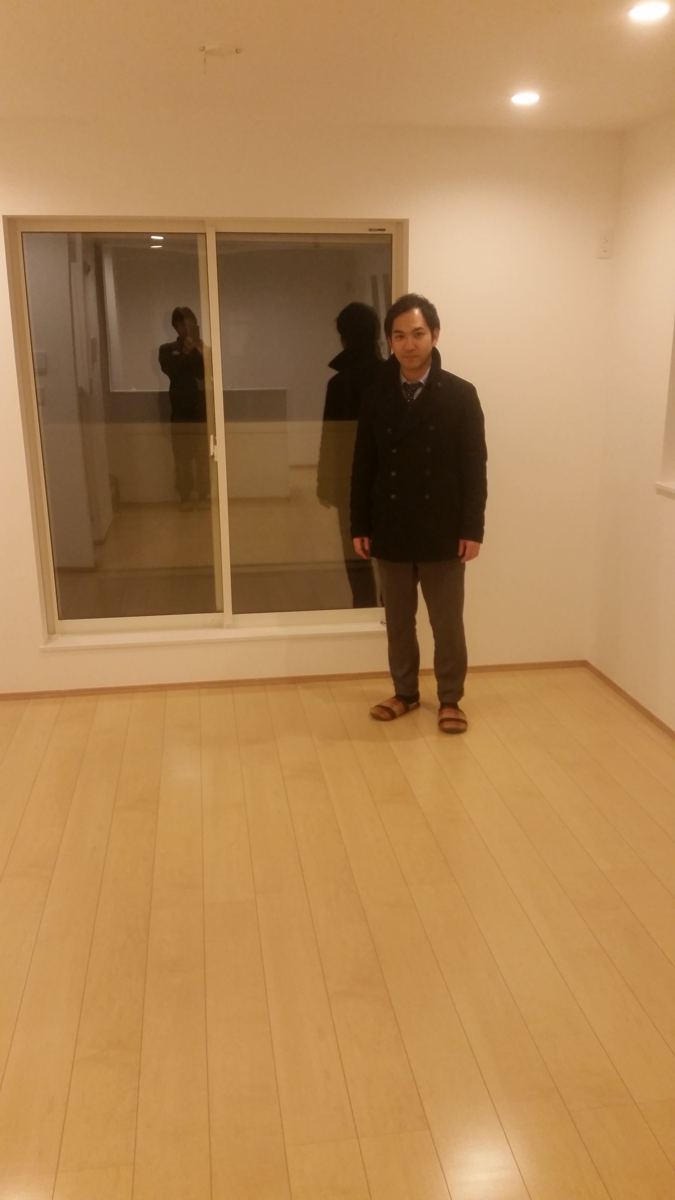 東京都中野区のご新築戸建てで施工後の床とお客様（セラミックガラスフロアコーティング（光沢）施工後）
