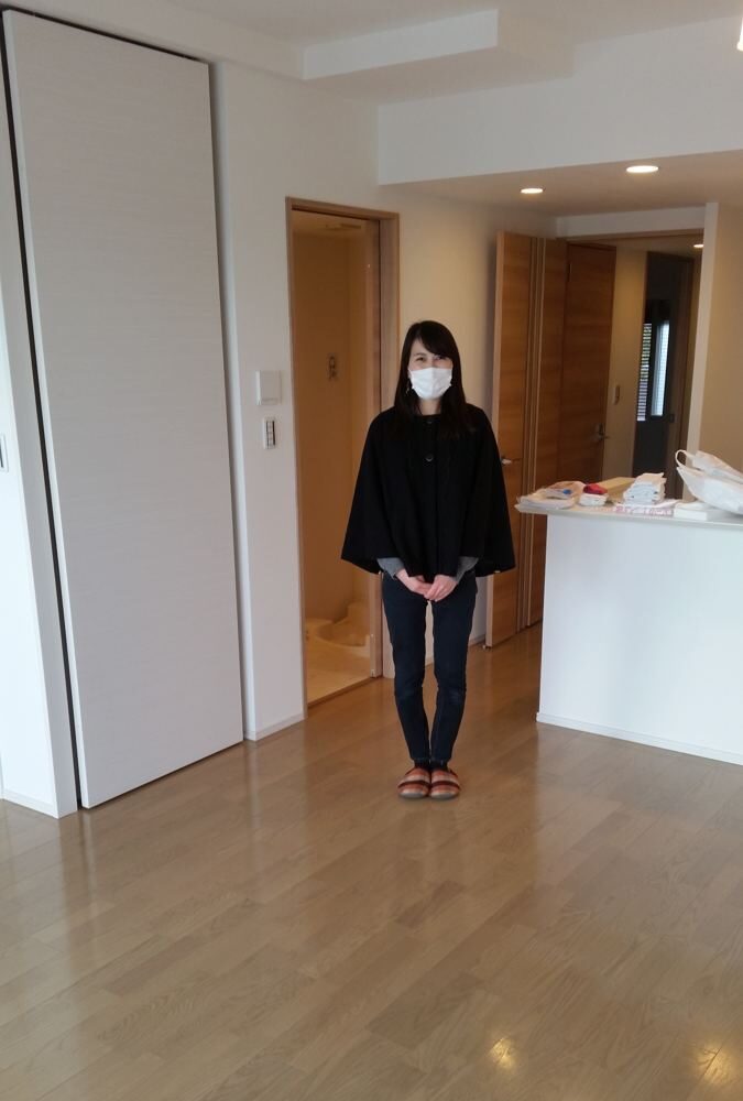 東京都中野区のご新築マンションで施工後の床とお客様（セラミックガラスフロアコーティング（光沢）施工後）