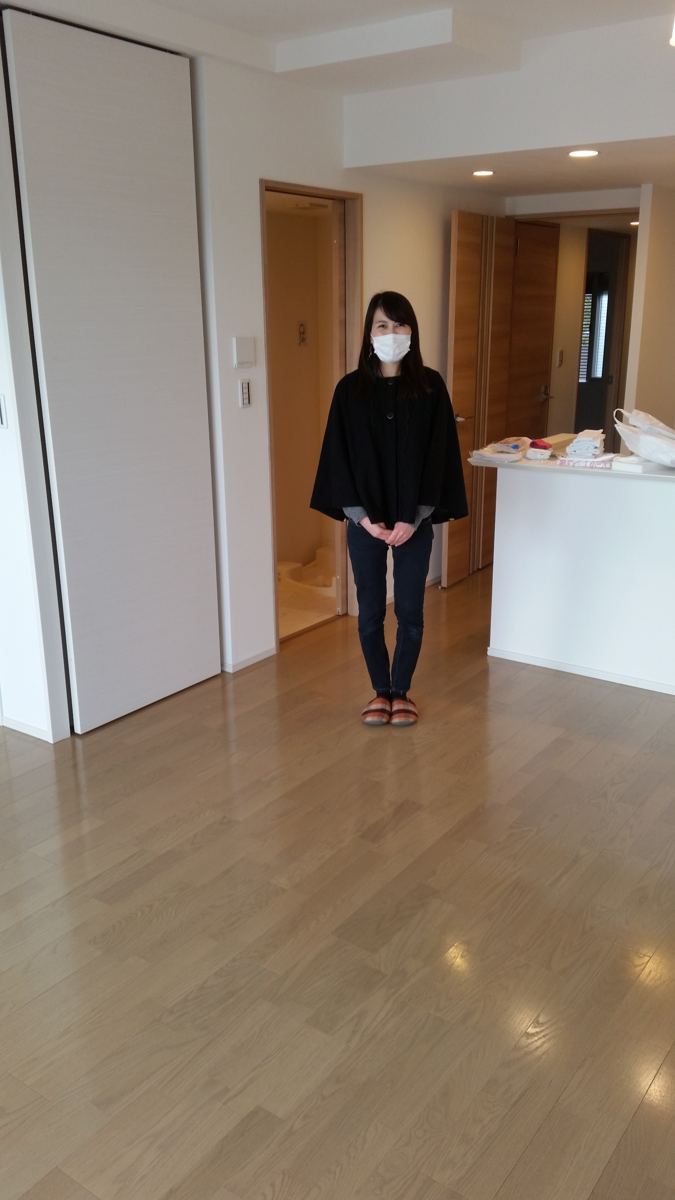 東京都中野区のご新築マンションで施工後の床とお客様（セラミックガラスフロアコーティング（光沢）施工後）