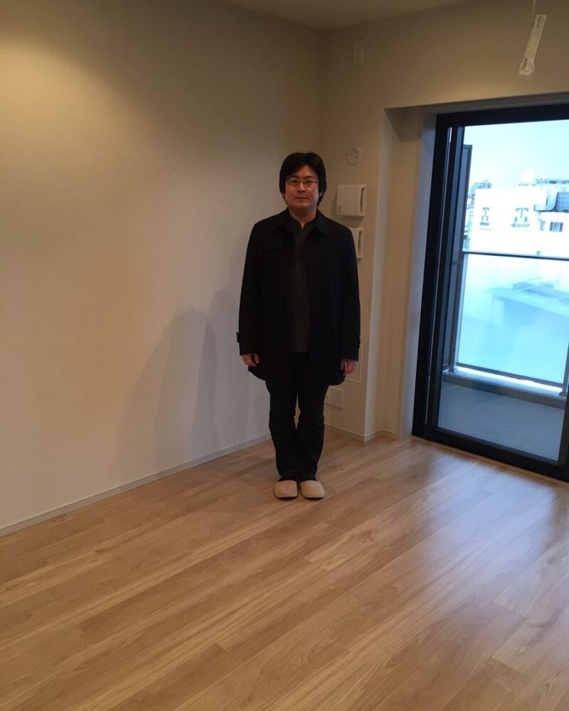 東京都中野区のご新築マンションで施工後の床とお客様（水性ウレタンフロアコーティング施工後）