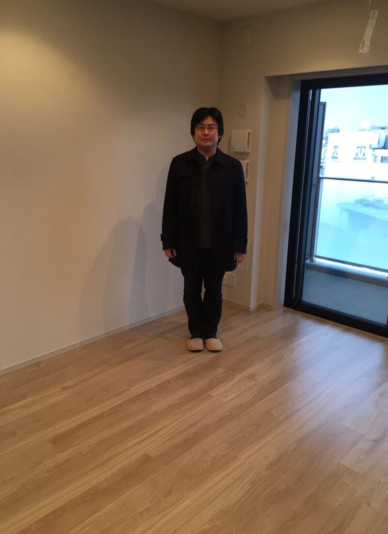 東京都中野区のご新築マンションで施工後の床とお客様（水性ウレタンフロアコーティング施工後）