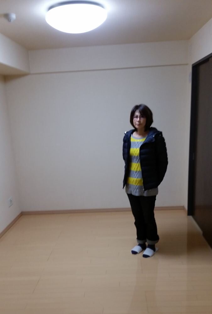 東京都中野区のご新築マンションで施工後の床とお客様（ワンニャンすべらんフロアコーティング施工後）