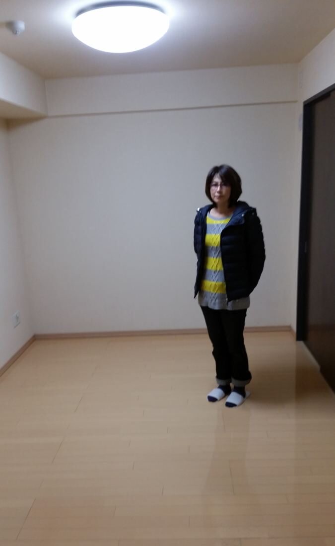 東京都中野区のご新築マンションで施工後の床とお客様（ワンニャンすべらんフロアコーティング施工後）