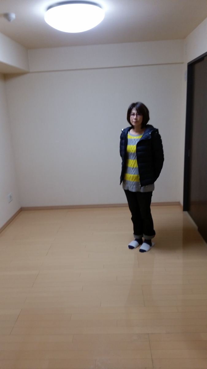 東京都中野区のご新築マンションで施工後の床とお客様(ワンニャンすべらんフロアコーティング施工後)