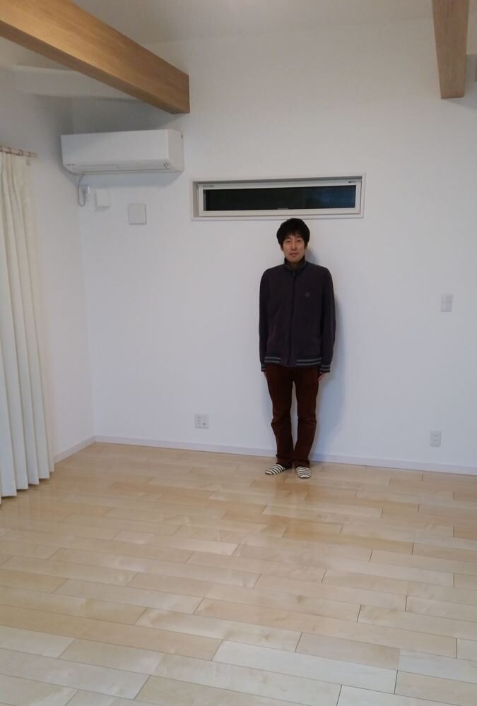 東京都中野区のご新築戸建てで施工後の床とお客様（ワンニャンすべらんフロアコーティング施工後）