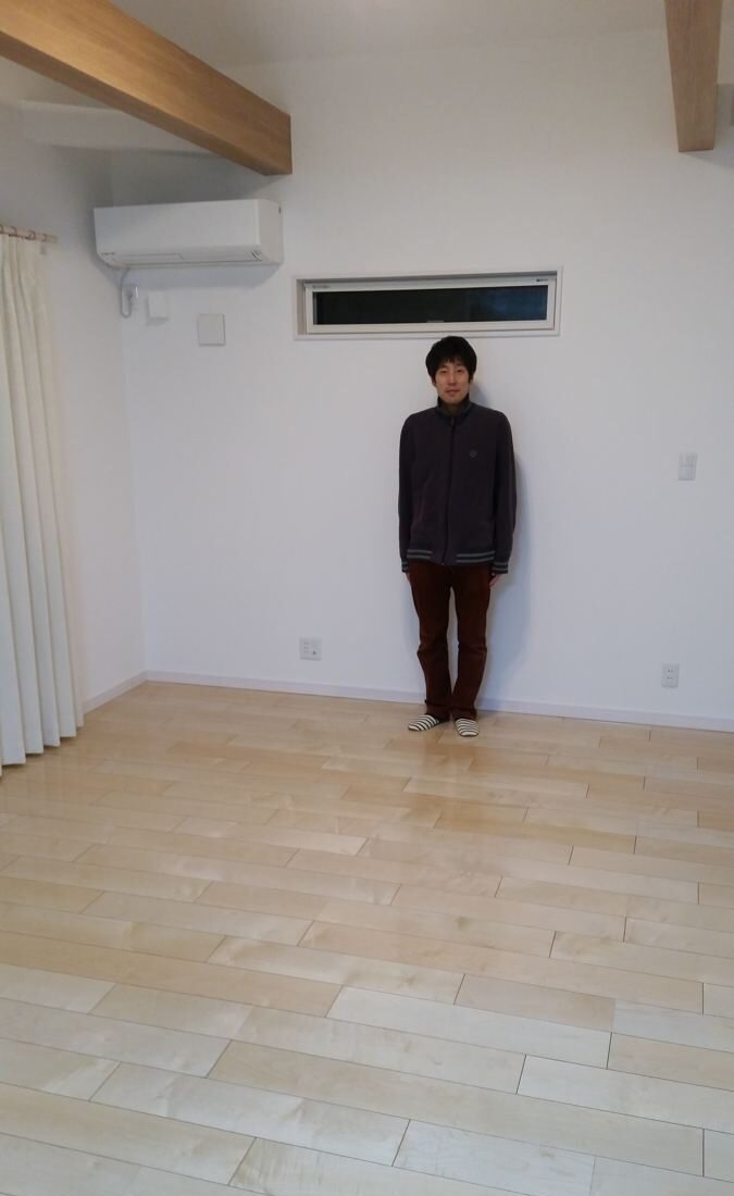 東京都中野区のご新築戸建てで施工後の床とお客様（ワンニャンすべらんフロアコーティング施工後）