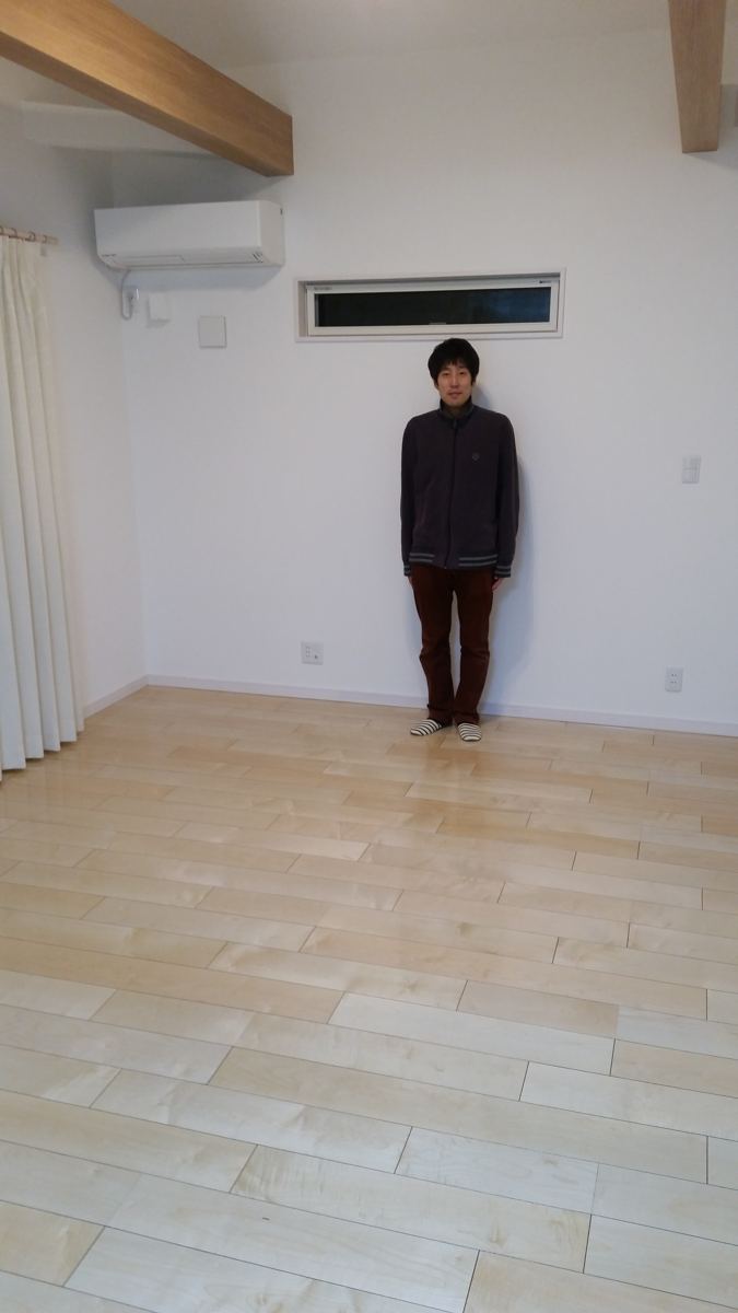 東京都中野区のご新築戸建てで施工後の床とお客様(ワンニャンすべらんフロアコーティング施工後)