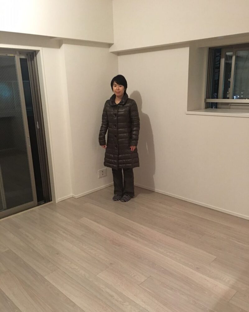 東京都中野区のご新築戸建てで施工後の床とお客様（ワンニャンすべらんフロアコーティング施工後）