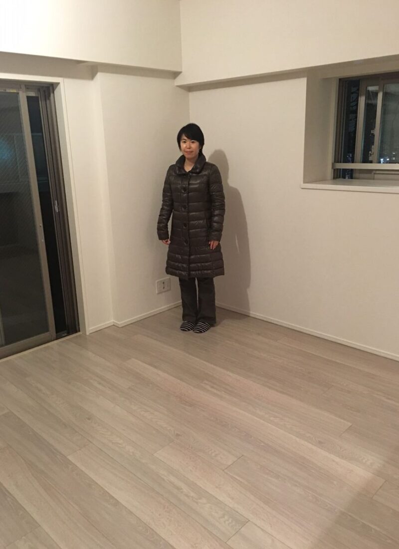 東京都中野区のご新築戸建てで施工後の床とお客様（ワンニャンすべらんフロアコーティング施工後）