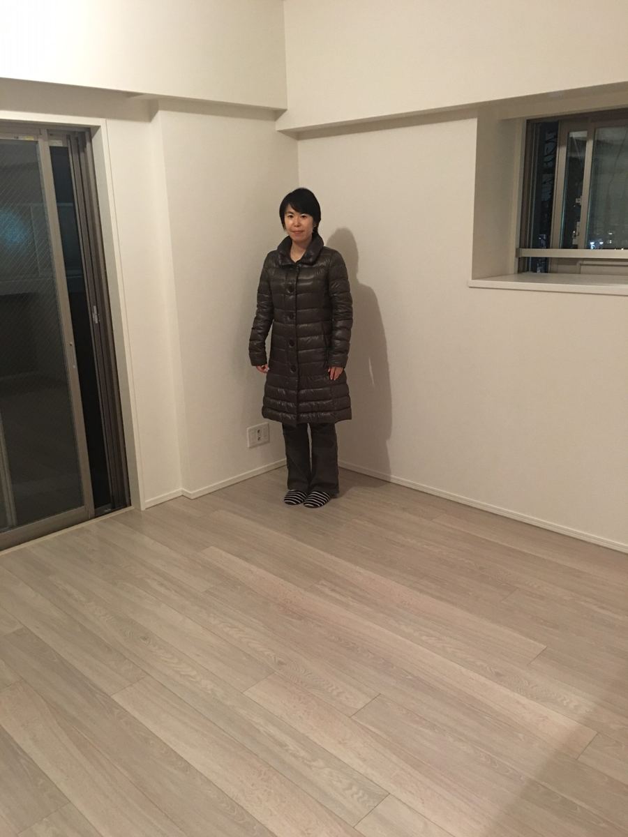 東京都中野区のご新築戸建てで施工後の床とお客様(ワンニャンすべらんフロアコーティング施工後)