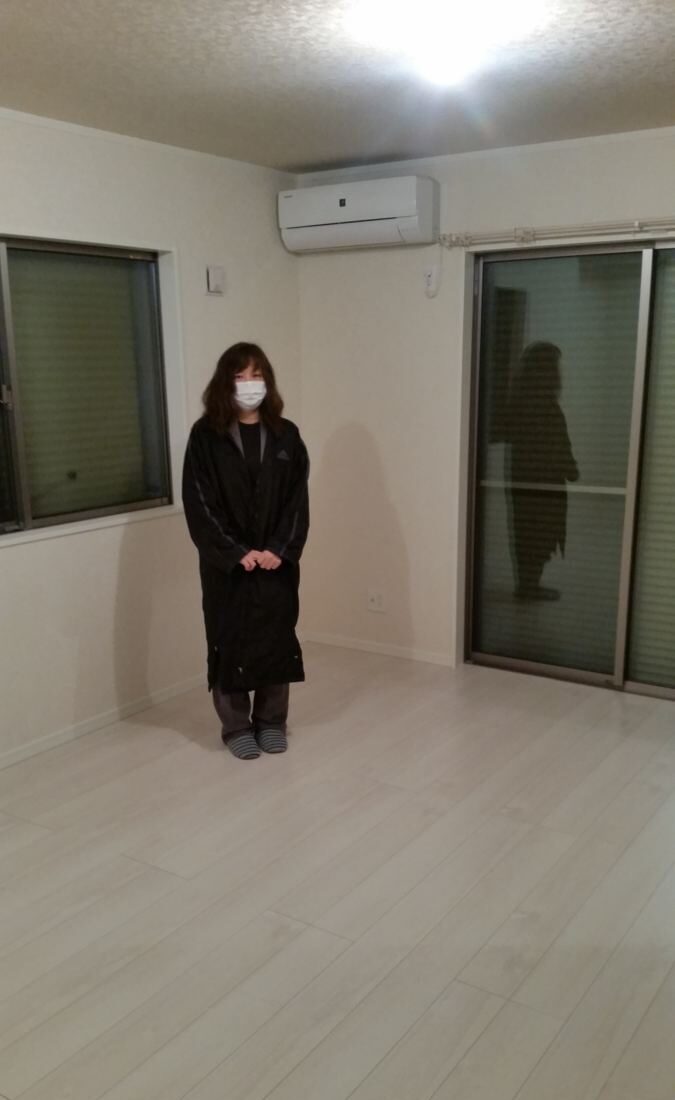東京都中野区のご新築マンションで施工後の床とお客様（ワンニャンすべらんフロアコーティング施工後）