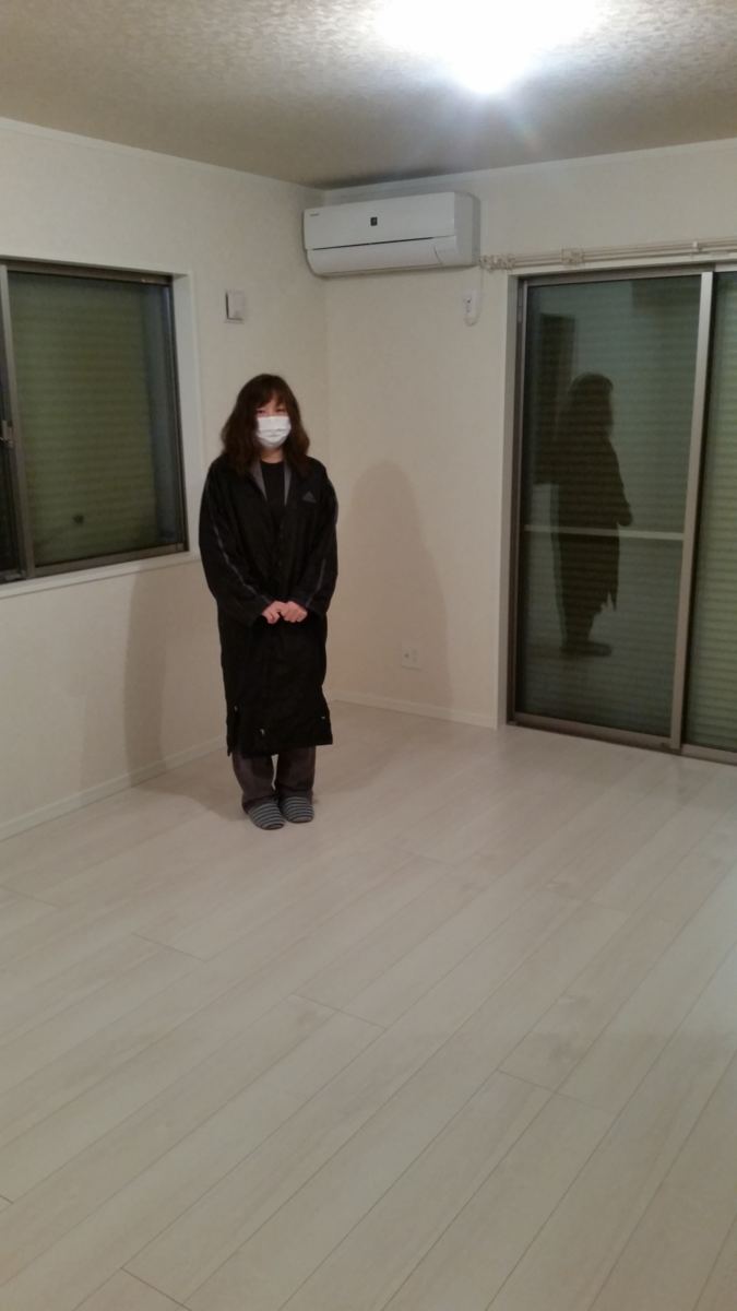 東京都中野区のご新築マンションで施工後の床とお客様(ワンニャンすべらんフロアコーティング施工後)