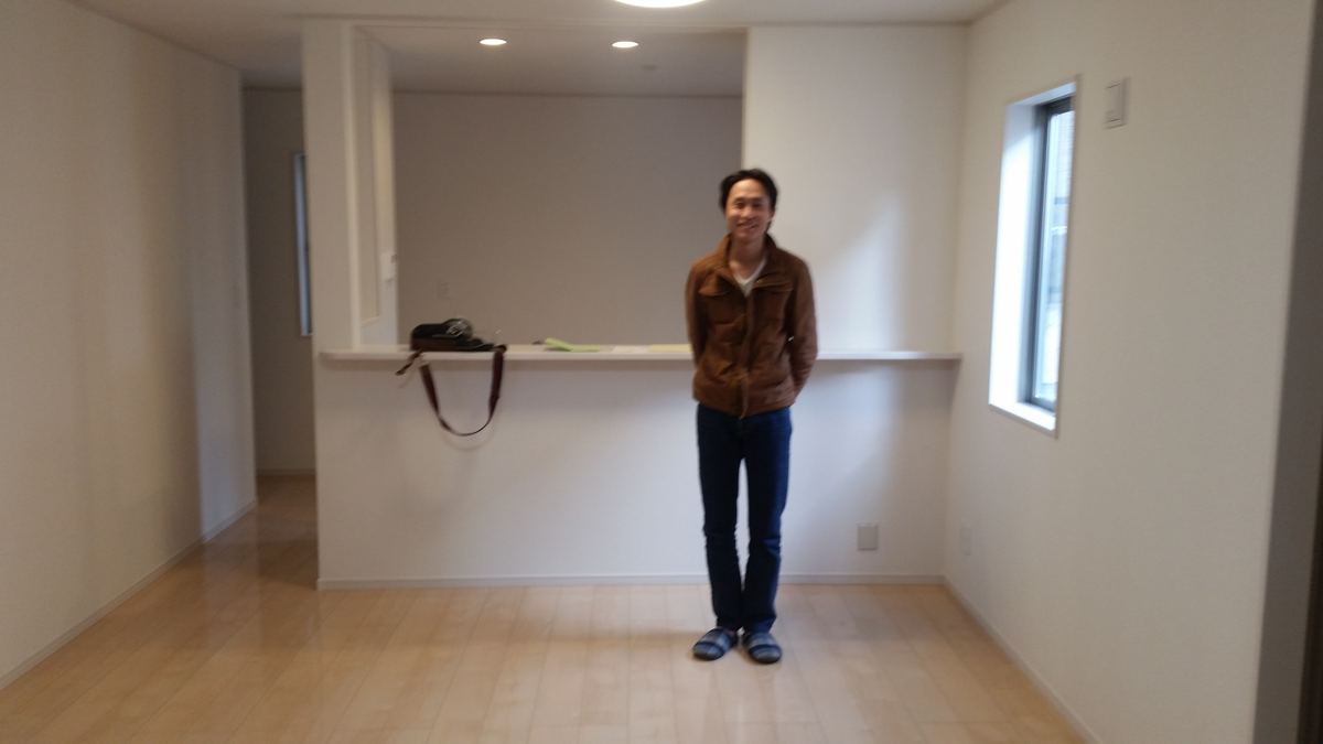 東京都中野区のご新築戸建てで施工後の床とお客様(ワンニャンすべらんフロアコーティング施工後)