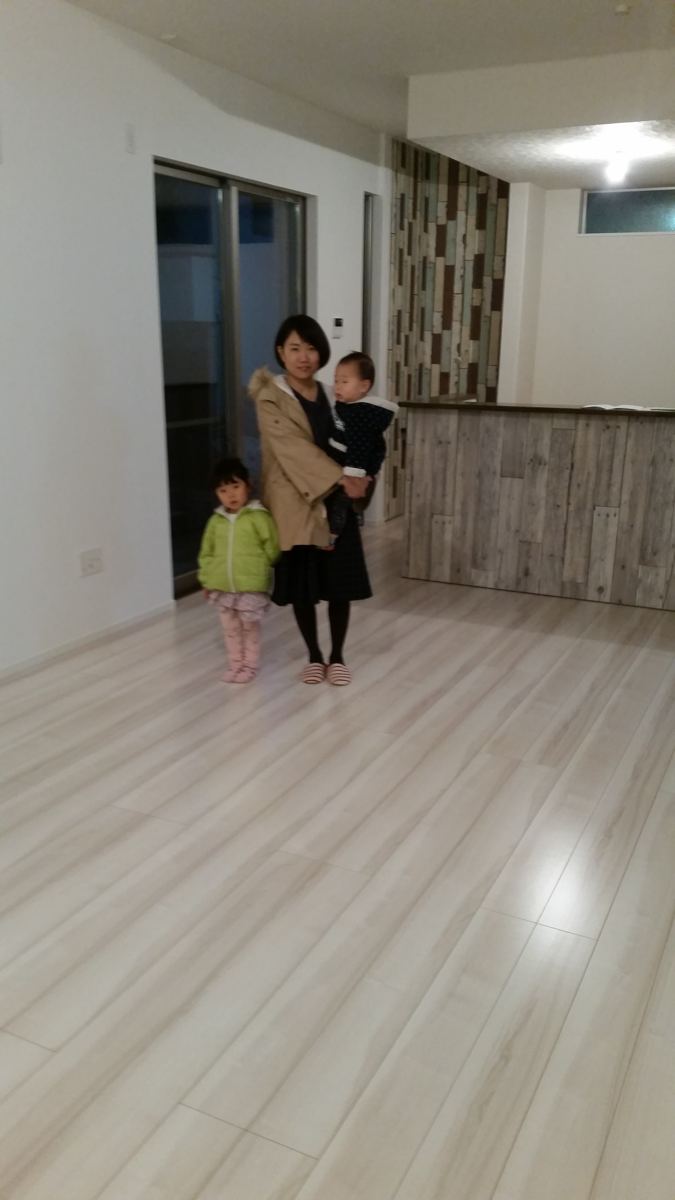 東京都練馬区のご新築戸建てで施工後の床とお客様(セラミックガラスフロアコーティング(光沢)施工後)