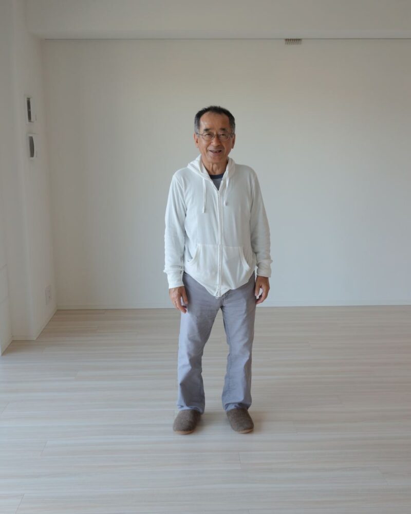 東京都練馬区のご新築マンションで施工後の床とお客様（セラミックガラスフロアコーティング（微光沢）施工後）