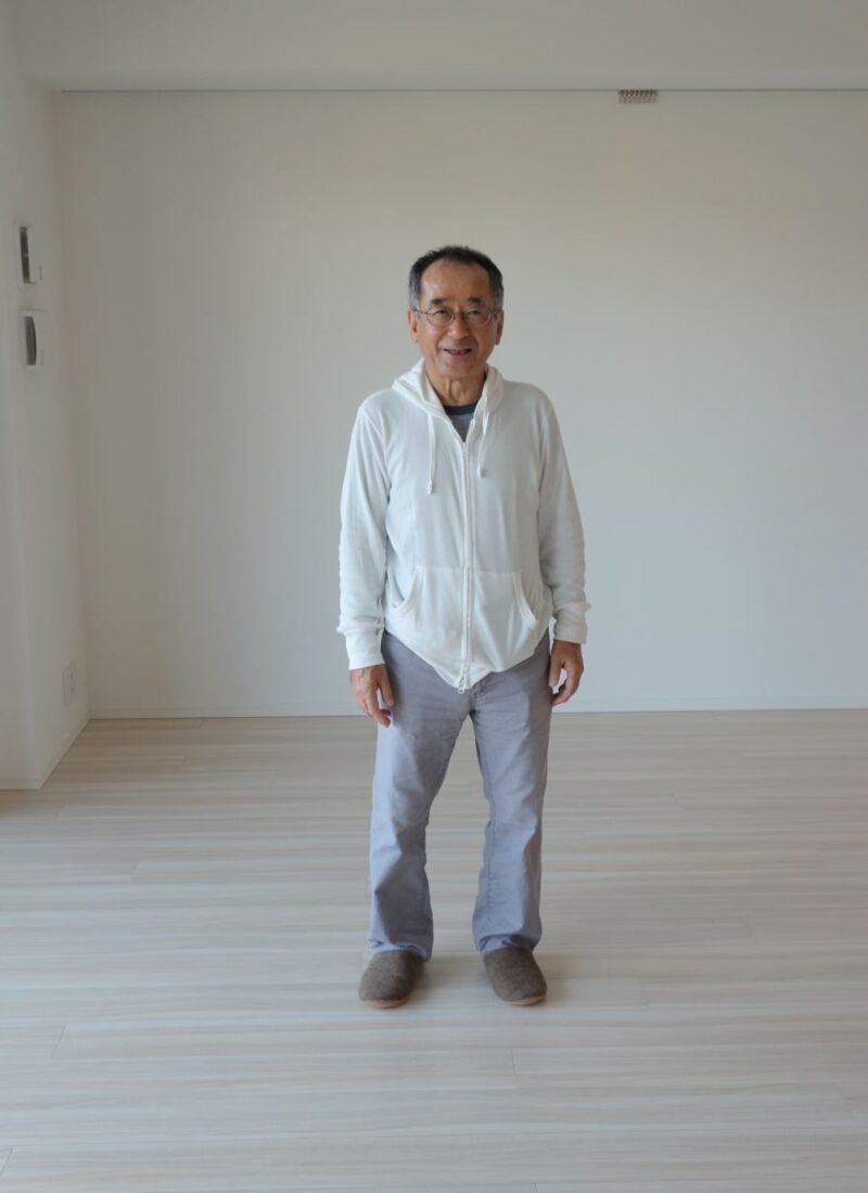 東京都練馬区のご新築マンションで施工後の床とお客様（セラミックガラスフロアコーティング（微光沢）施工後）