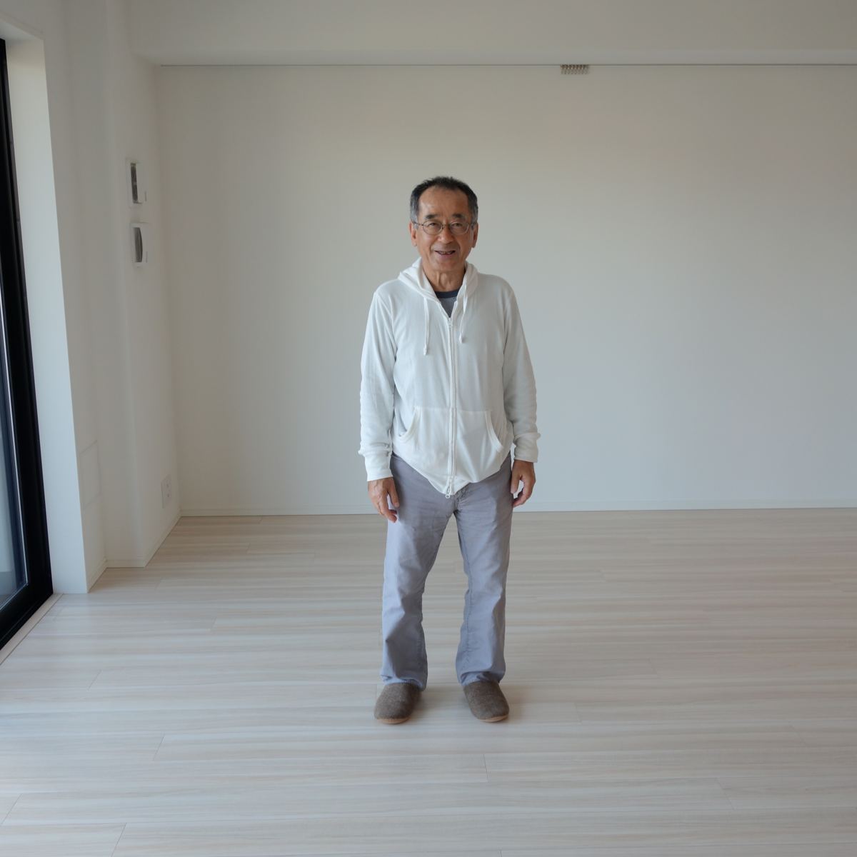 東京都練馬区のご新築マンションで施工後の床とお客様（セラミックガラスフロアコーティング（微光沢）施工後）