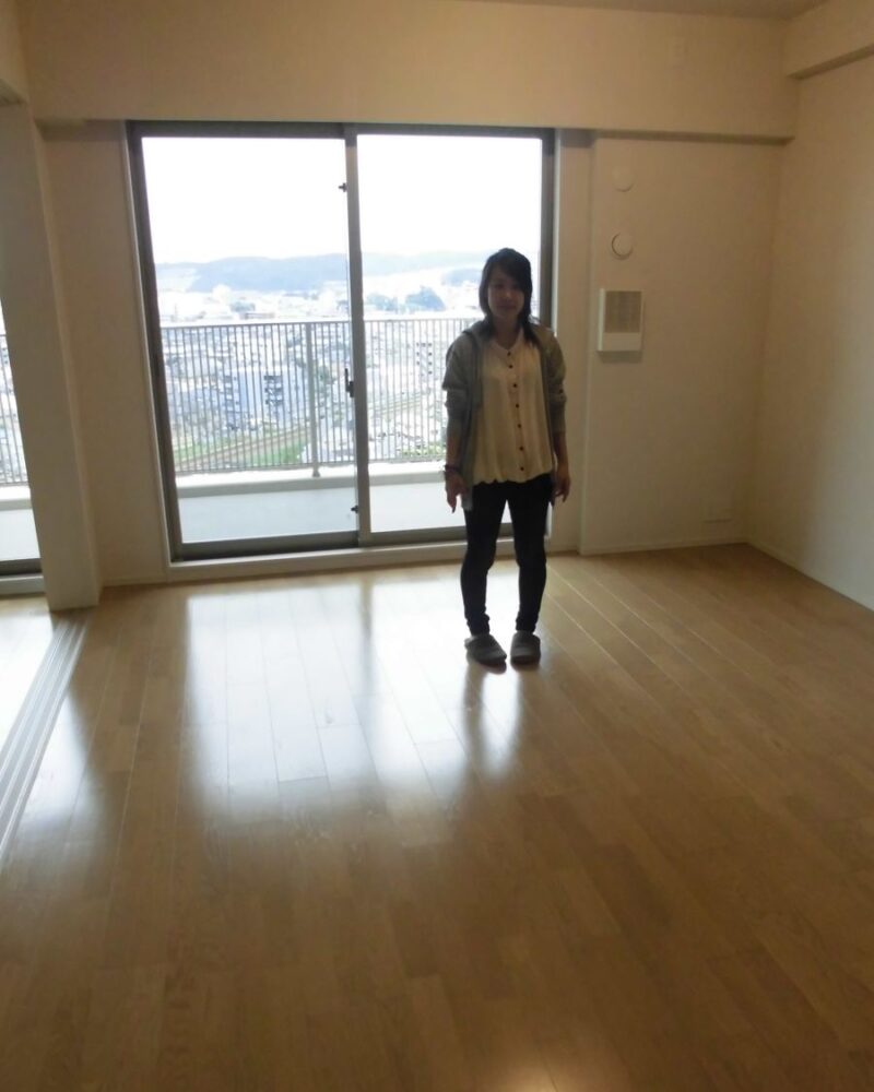 ガラス新築の口コミ｜東京都練馬区のご新築マンションで施工後の床とお客様（ガラスフロアコーティング施工後）