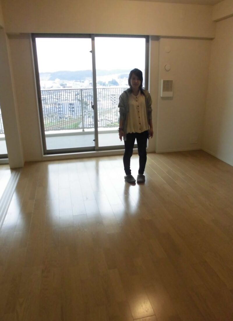 ガラス新築の口コミ｜東京都練馬区のご新築マンションで施工後の床とお客様（ガラスフロアコーティング施工後）
