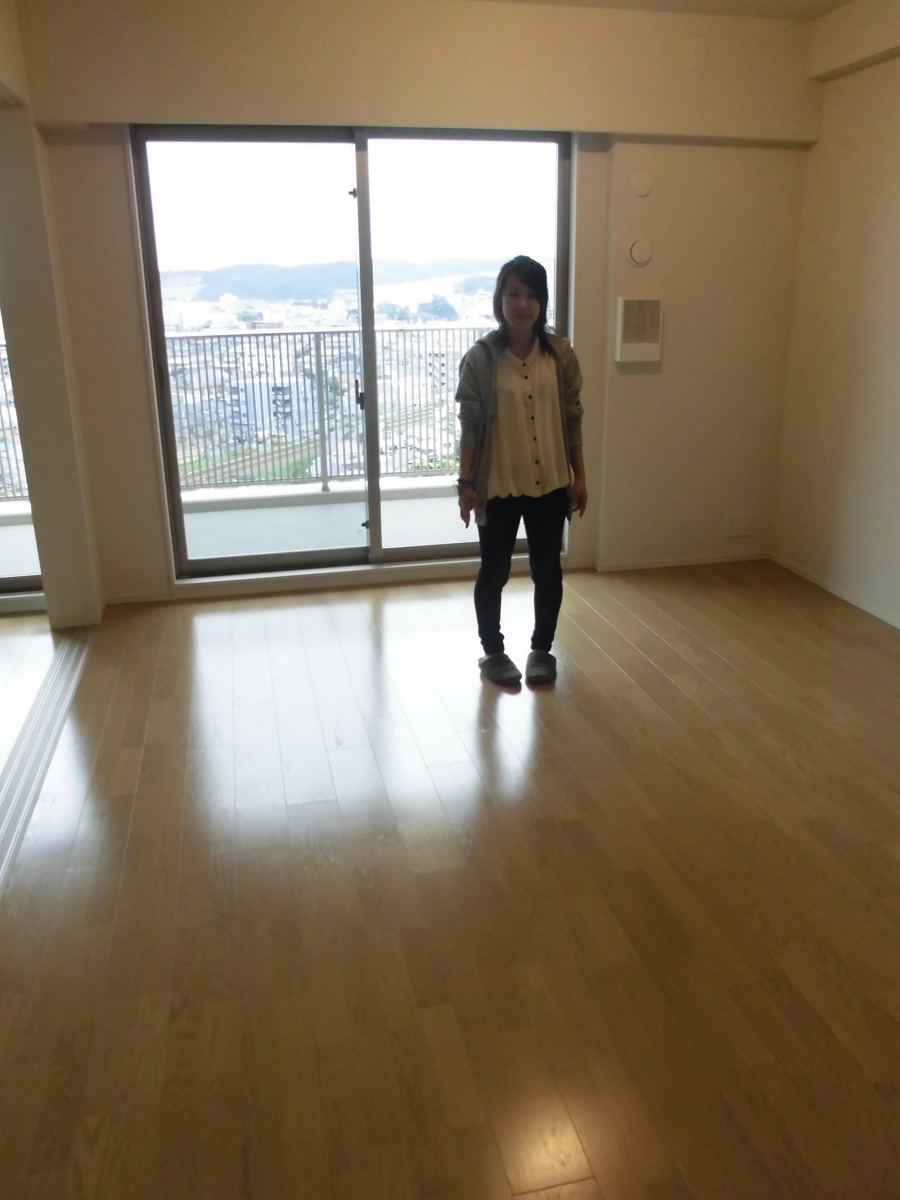 ガラス新築の口コミ|東京都練馬区のご新築マンションで施工後の床とお客様(ガラスフロアコーティング施工後)
