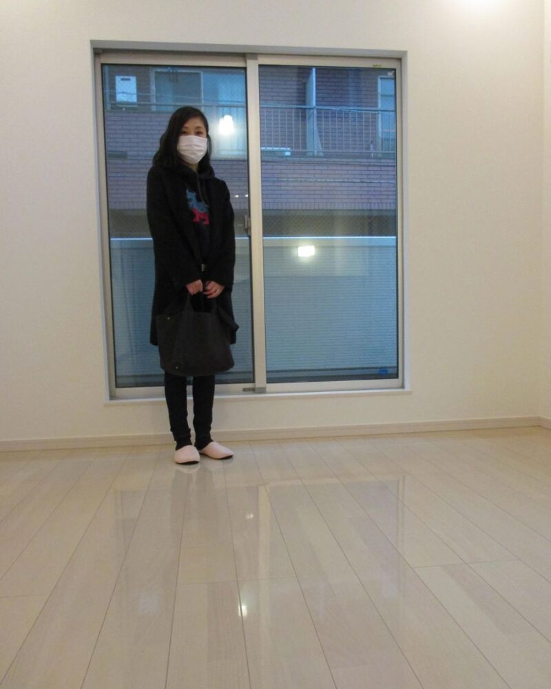 東京都練馬区のご新築マンションで施工後の床とお客様（水性ウレタンフロアコーティング施工後）