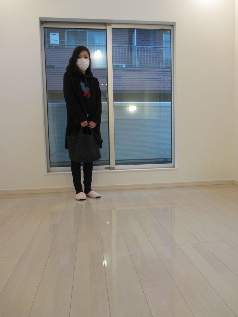 東京都練馬区のご新築マンションで施工後の床とお客様(水性ウレタンフロアコーティング施工後)