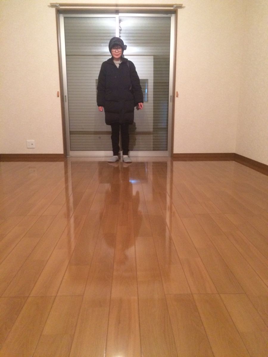 東京都練馬区のご新築戸建てで施工後の床とお客様（水性ウレタンフロアコーティング施工後）