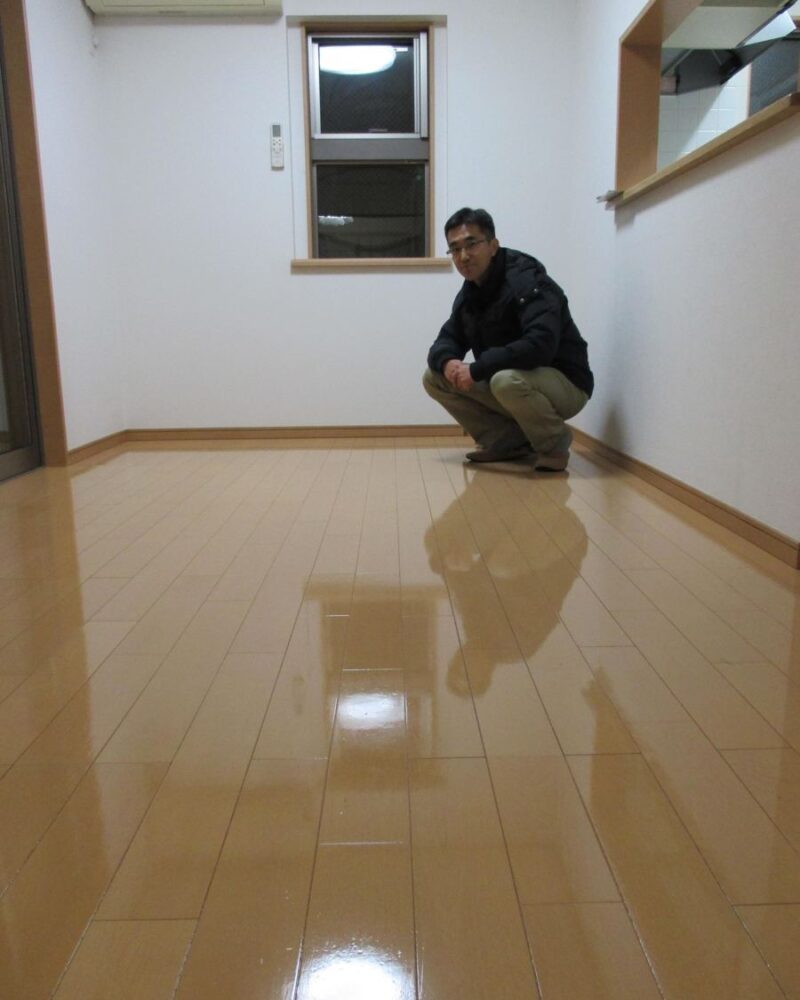 東京都練馬区のご新築戸建てで施工後の床とお客様（UVフロアコーティング施工後）