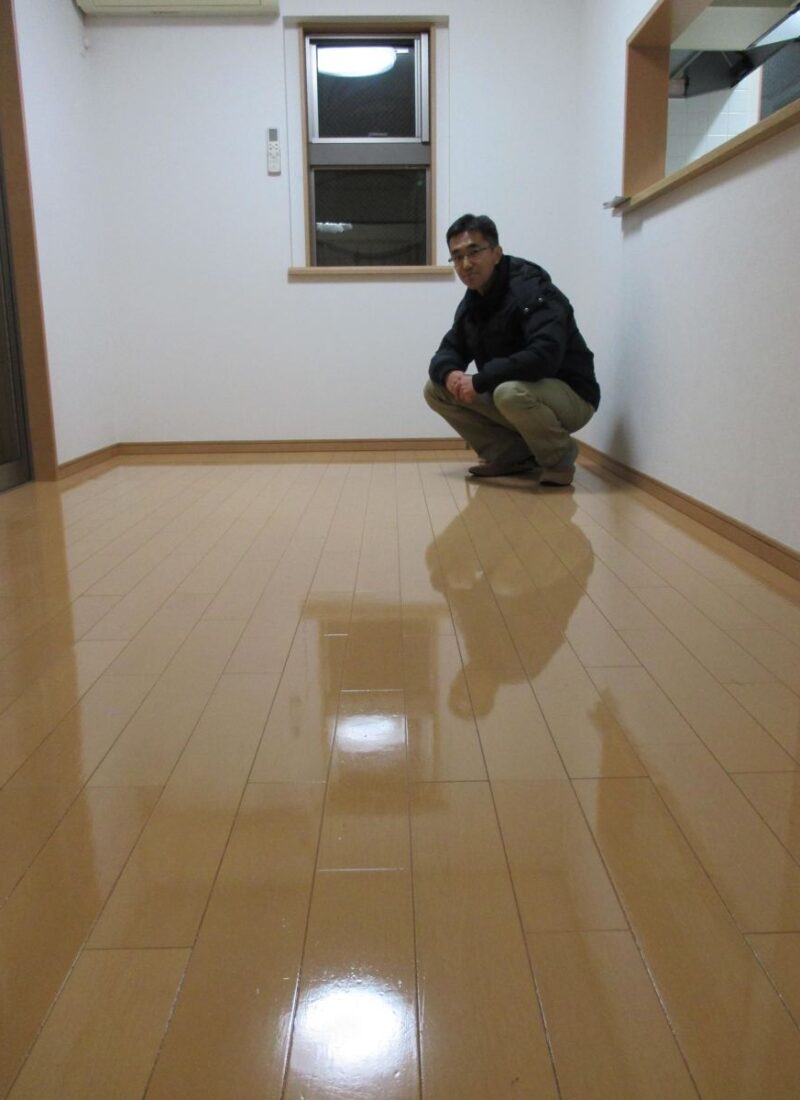 東京都練馬区のご新築戸建てで施工後の床とお客様（UVフロアコーティング施工後）
