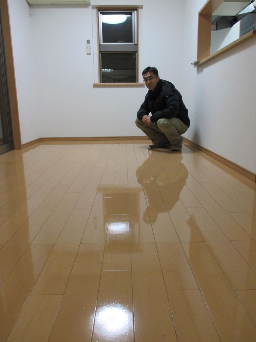 東京都練馬区のご新築戸建てで施工後の床とお客様(UVフロアコーティング施工後)