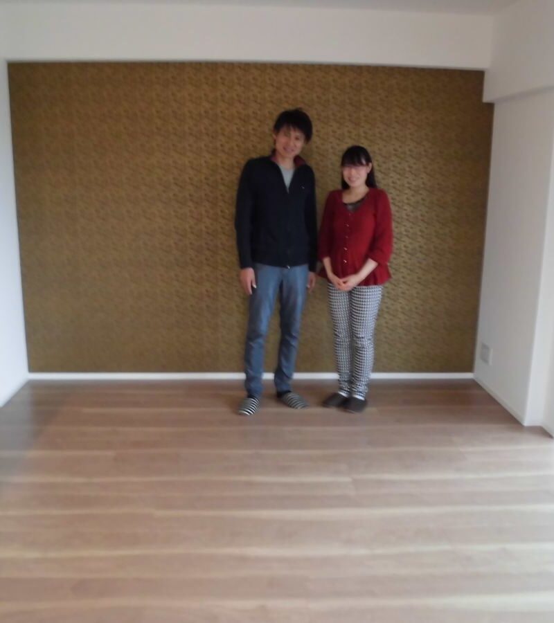 東京都練馬区のご新築マンションで施工後の床とお客様（ワンニャンすべらんフロアコーティング施工後）